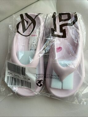 PINK Victoria's Secret Light Pink Slip-On Foam Sandals